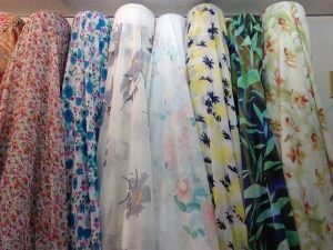 سفری به دنیای پارچه‌های فرهنگی: تجربه خرید در بازارهای پارچه مشهد