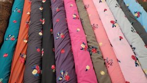 بازارهای مشهد: مقصدی برای لذت بردن از خرید پارچه‌های دست‌بافته